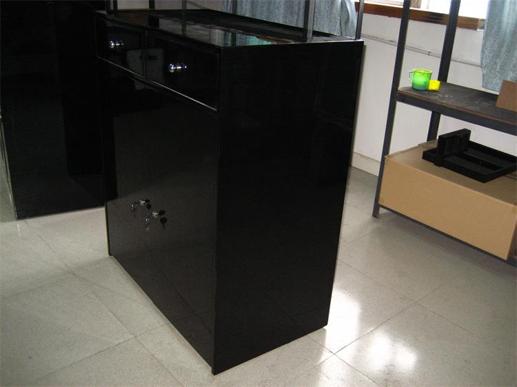 háglans svartur skápur high-glossy black cabinet